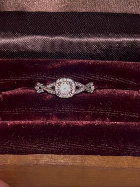 Sparkling Twisted Ring